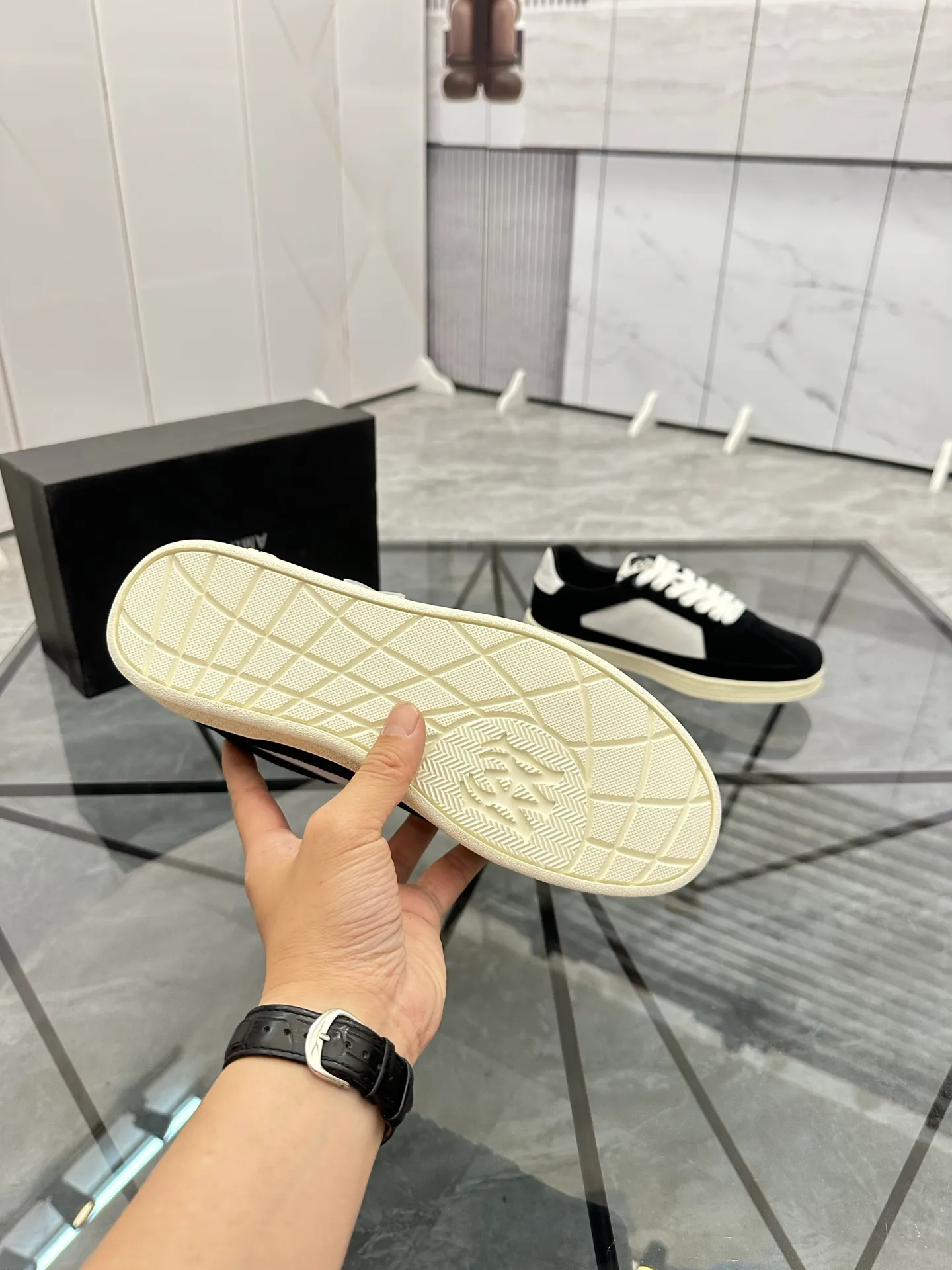 Men's shoes: 💰P420¥ Product trademark: AMIRI* "Amir*" low-top casual shoes Regular size: 38-45 (can be customized to 46) Product material: imported nubuck leather upper, breathable lining, original outsole. Number: 001